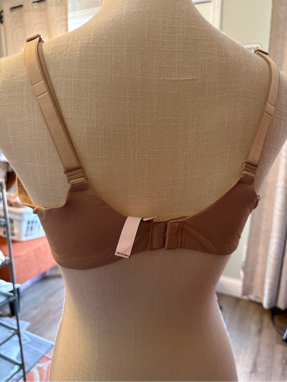 6 Victoria's Secret Bras size 40 D.  3 beige, 1 animal print,1 Ivory, 1 Lavender - Picture 4 of 16